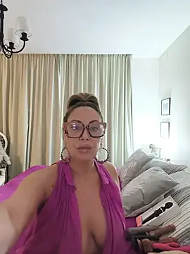 Snapshot of lolavalecuatro chatting on June 7, 2026, 7:30 pm lolavalecuatro online show from June 7, 2026, 7:30 pm