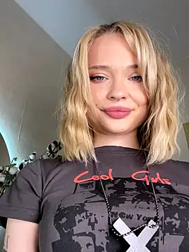 Snapshot of dollfromvenus chatting on September 25, 2025, 4:35 pm dollfromvenus online show from September 25, 2025, 4:35 pm