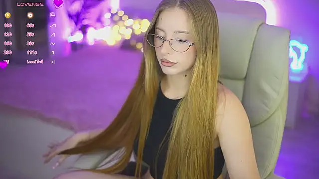 SilverrMoon online show from September 20, 2025, 1:27 pm