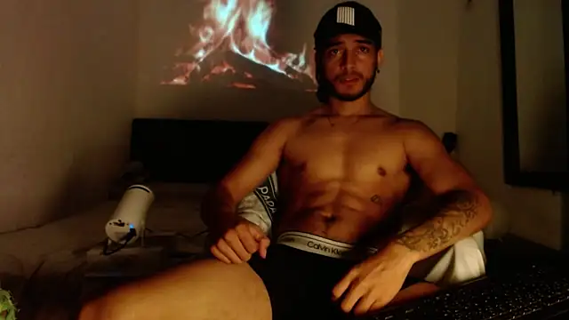 Snapshot of maxximus_100 chatting on February 6, 2025, 8:18 am maxximus 100 online show from February 6, 2025, 8:18 am