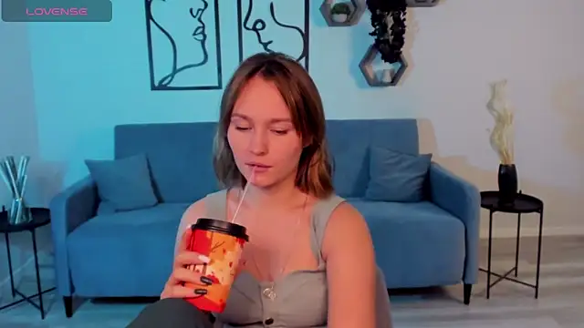 BritnieCute online show from November 6, 2025, 5:44 am