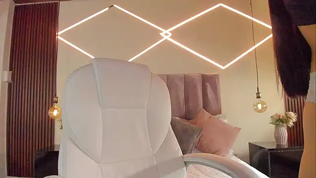 BellaClaiir online show from December 18, 2025, 2:32 pm