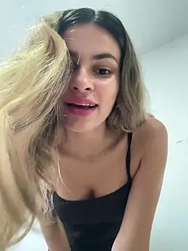 Snapshot of cuteluci_ chatting on May 20, 2026, 10:45 am cuteluci online show from May 20, 2026, 10:45 am