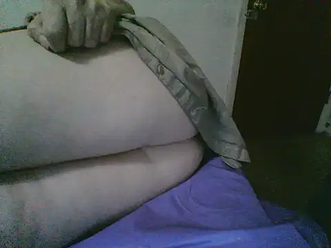 Emilylyn2501 online show from November 8, 2025, 2:26 am