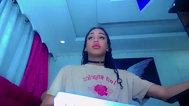 NahomiCamper online show from December 17, 2025, 2:22 pm