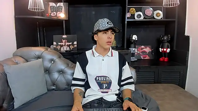 Snapshot of HeellBoy_ chatting on October 24, 2025, 8:41 pm HeellBoy online show from October 24, 2025, 8:41 pm