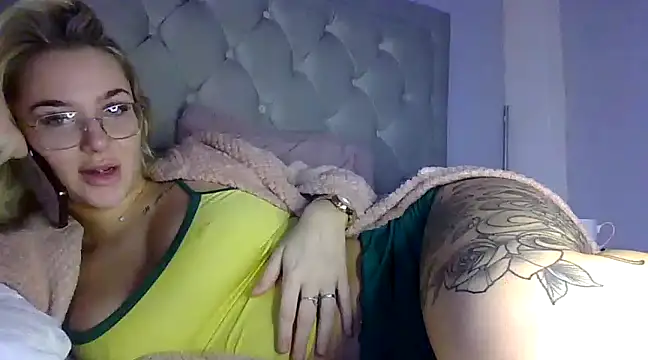 Snapshot of diamondgalxo chatting on February 5, 2025, 8:32 am diamondgalxo online show from February 5, 2025, 8:32 am