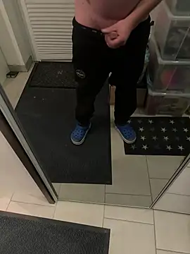 Snapshot of rundum40 chatting on February 9, 2025, 5:33 pm rundum40 online show from February 9, 2025, 5:33 pm