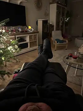 Snapshot of rundum40 chatting on December 13, 2024, 4:38 pm rundum40 online show from December 13, 2024, 4:38 pm