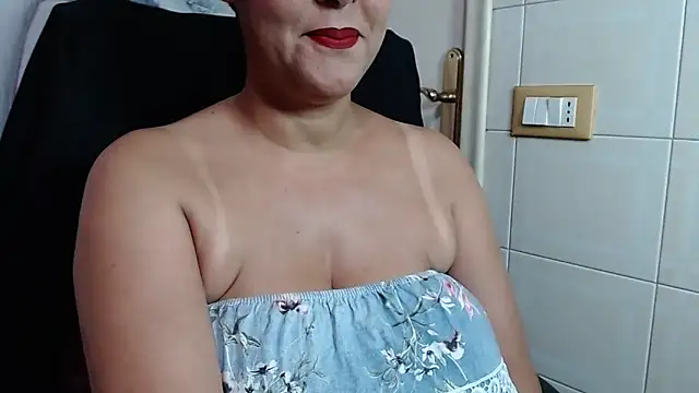 Foxlady2271 online show from May 22, 2026, 10:08 pm