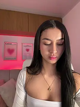 maddy bronw  online show from September 18, 2025, 11:19 pm