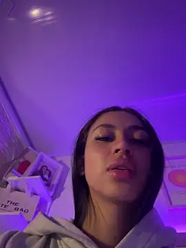 maddy bronw  online show from November 14, 2025, 10:35 pm