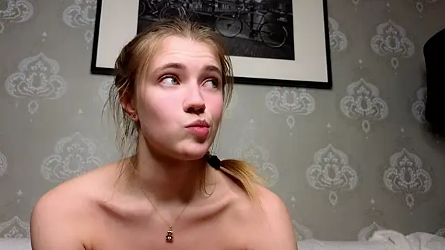 Snapshot of AnneFoxy chatting on February 19, 2025, 7:06 am AnneFoxy online show from February 19, 2025, 7:06 am