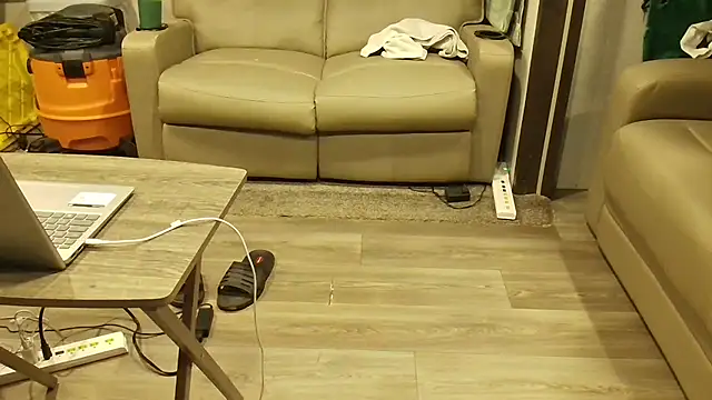 Snapshot of overaveragefreak4you chatting on February 17, 2026, 4:43 am overaveragefreak4you online show from February 17, 2026, 4:43 am