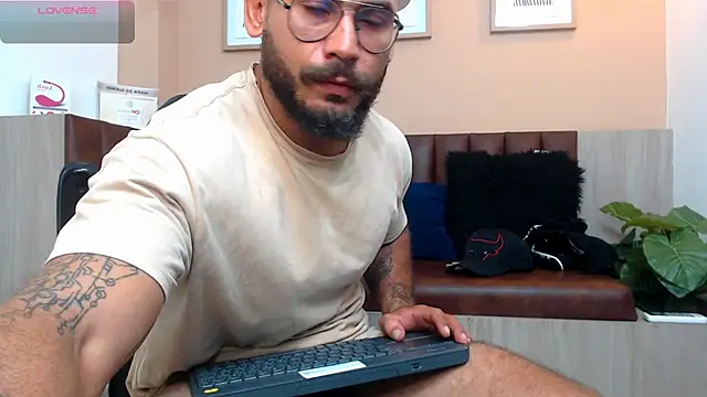 Snapshot of hanz_col chatting on March 8, 2025, 11:37 am hanz col online show from March 8, 2025, 11:37 am