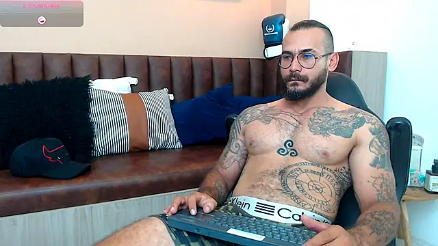 Snapshot of hanz_col chatting on March 12, 2025, 10:37 am hanz col online show from March 12, 2025, 10:37 am