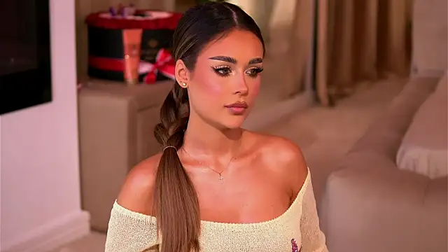 Snapshot of YasmineShaw chatting on November 12, 2025, 11:52 pm YasmineShaw online show from November 12, 2025, 11:52 pm