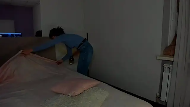 Laura Leee online show from March 17, 2025, 6:29 am