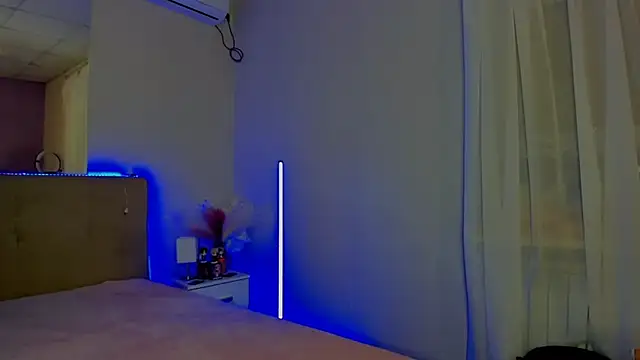 Laura Leee online show from November 17, 2025, 6:17 am