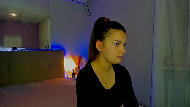 Laura Leee online show from November 12, 2025, 6:28 am