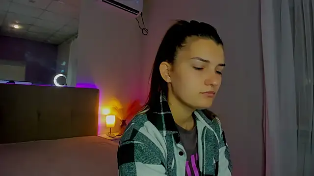 Laura Leee online show from September 12, 2025, 5:29 am