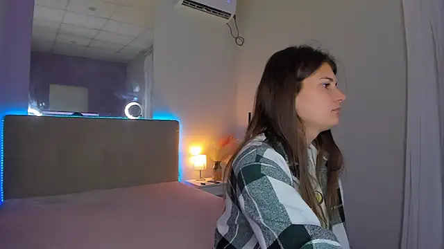 Laura Leee online show from September 24, 2025, 5:25 am