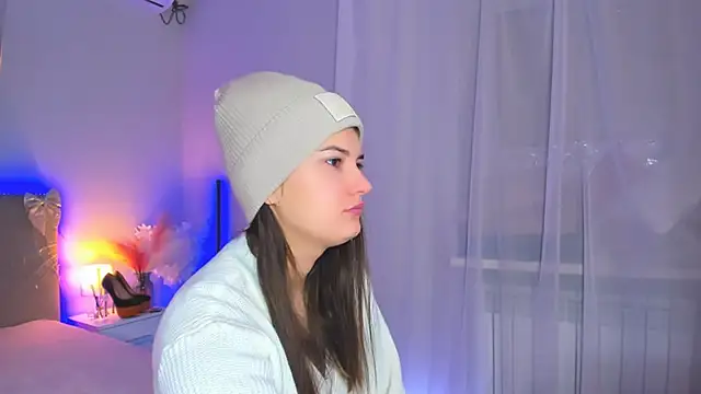 Laura Leee online show from February 17, 2026, 6:33 am