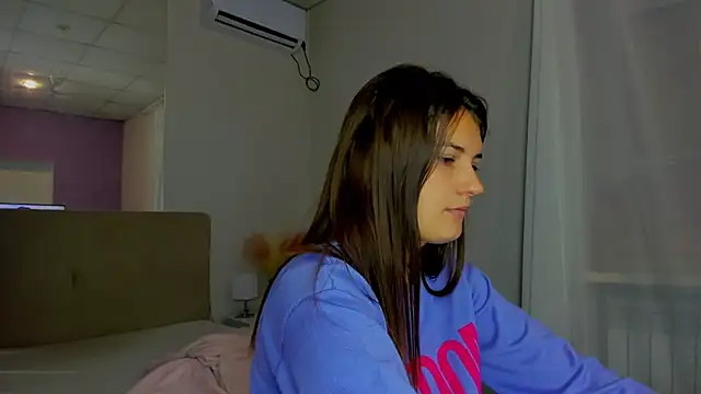 Laura Leee online show from September 30, 2025, 5:24 am