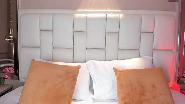 AvyMilton online show from December 15, 2025, 11:38 am