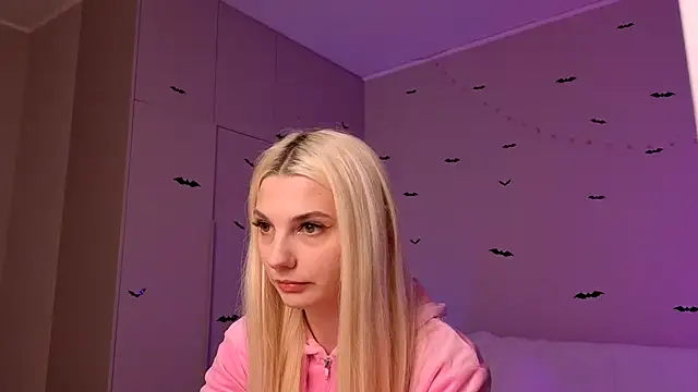 Snapshot of LoveLuna_ chatting on October 16, 2025, 4:04 pm LoveLuna  online show from October 16, 2025, 4:04 pm