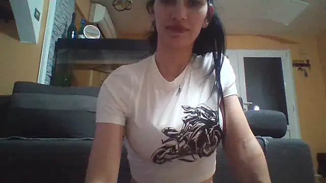 Snapshot of MeanGirl93 chatting on April 4, 2026, 9:21 pm MeanGirl93 online show from April 4, 2026, 9:21 pm