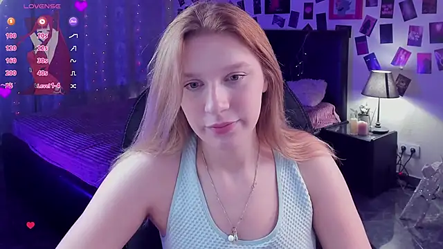 Snapshot of KarambaMoon chatting on October 12, 2025, 9:05 pm KarambaMoon online show from October 12, 2025, 9:05 pm