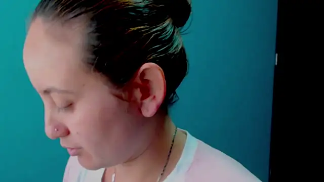 zoe jones3 online show from February 18, 2025, 3:10 pm