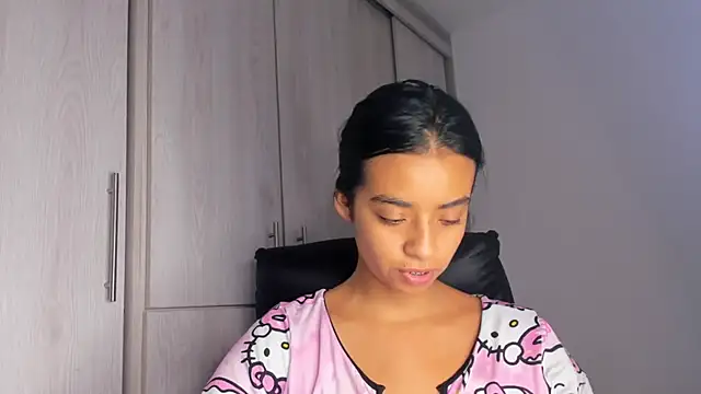 Laura fernandezII online show from November 26, 2025, 5:24 pm