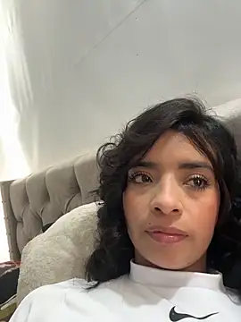 Laura fernandezII online show from April 6, 2026, 9:49 pm