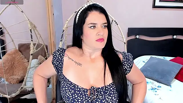 Snapshot of LenaRuiz_ chatting on January 6, 2026, 11:58 am LenaRuiz online show from January 6, 2026, 11:58 am