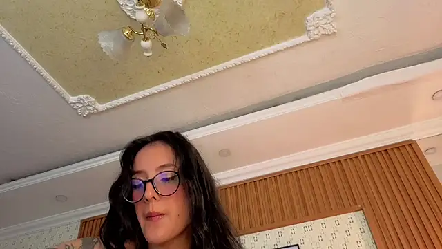 Princess Violett online show from April 15, 2026, 2:43 pm