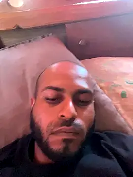 islandvybee55 online show from October 30, 2025, 3:42 pm