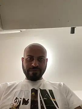 islandvybee55 online show from April 10, 2026, 4:14 pm