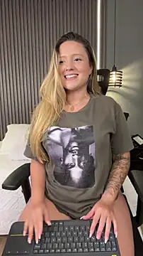 Snapshot of MiaPetit_ chatting on February 19, 2026, 7:55 pm MiaPetit online show from February 19, 2026, 7:55 pm