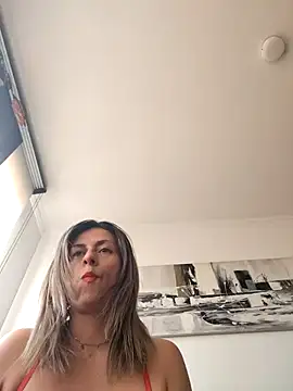 Latiinvenushot online show from October 8, 2025, 3:24 pm