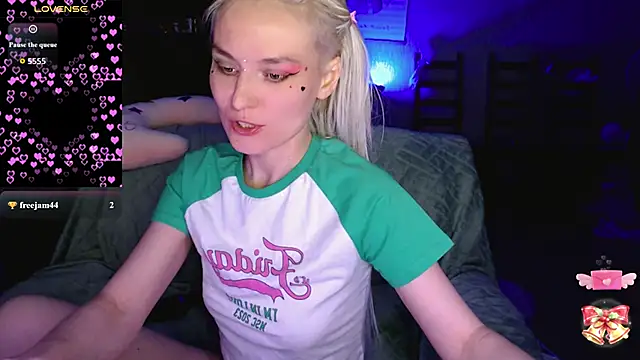 mischellemeow13 online show from May 8, 2026, 10:46 pm