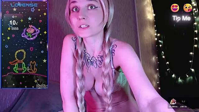 Snapshot of mischellemeow13 chatting on October 18, 2025, 12:01 am mischellemeow13 online show from October 18, 2025, 12:01 am