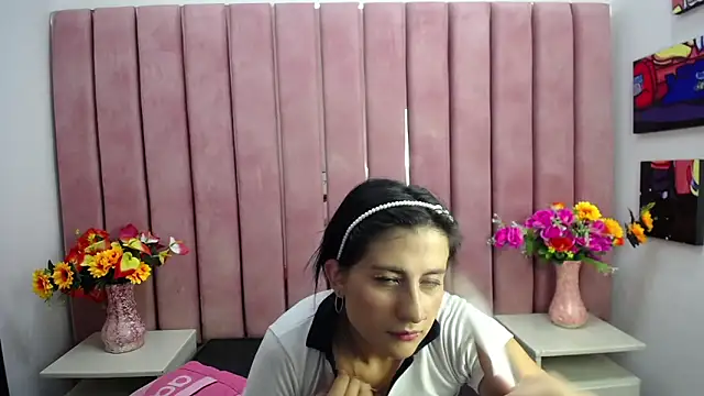 EmilyyEvans  online show from December 16, 2024, 1:11 pm