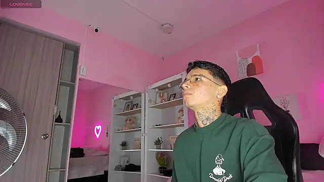 Ian Castillo  online show from September 25, 2025, 11:16 am