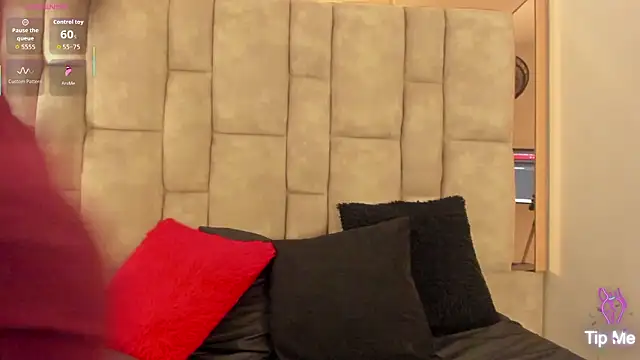 Snapshot of Oliviaa_Evans chatting on February 14, 2026, 2:45 am Oliviaa Evans online show from February 14, 2026, 2:45 am