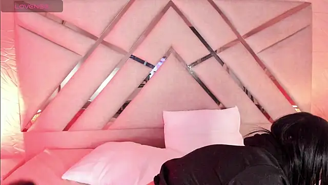 sophie pariss online show from April 12, 2026, 3:10 am