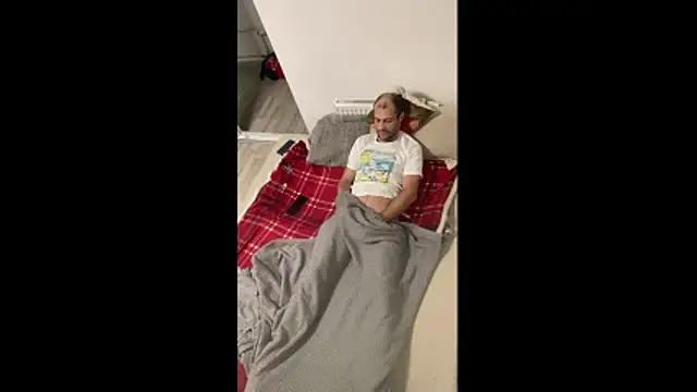 Snapshot of Zbochunec chatting on December 22, 2025, 6:35 am Zbochunec online show from December 22, 2025, 6:35 am