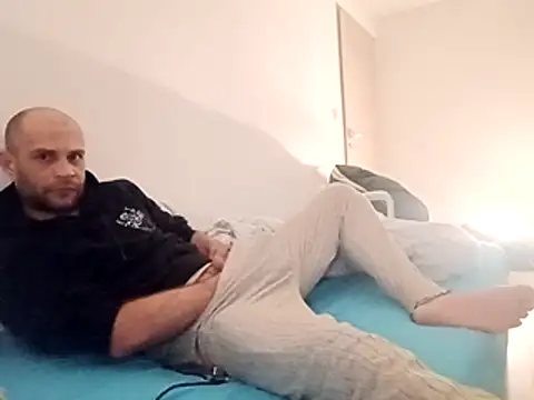 Snapshot of Zbochunec chatting on February 2, 2026, 2:32 am Zbochunec online show from February 2, 2026, 2:32 am