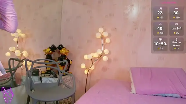 Snapshot of littleebonymommy chatting on April 24, 2026, 7:49 pm littleebonymommy online show from April 24, 2026, 7:49 pm